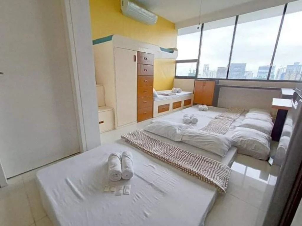 14H Accommodate maximum of 8 pax. Prime location and Walking distance to Ayala & IT Park w/ WIFI