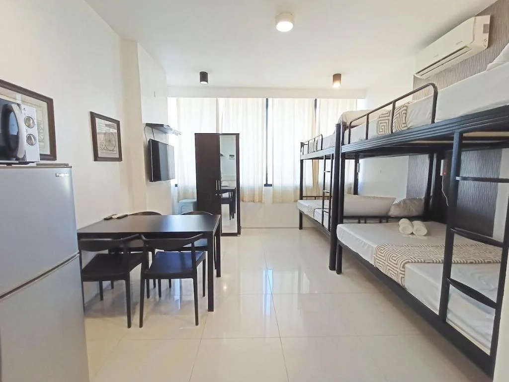 15P Accommodate maximum of 16 pax. Prime location and Walking distance to Ayala & IT Park w/ WIFI