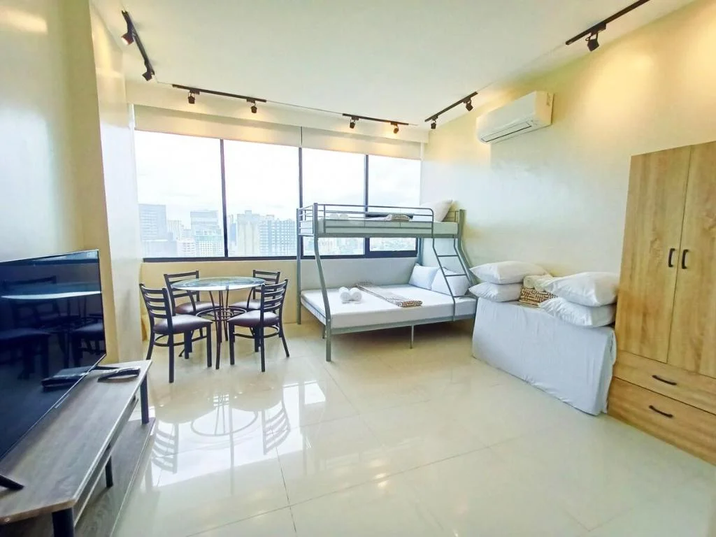 16G Accommodate maximum of 16 pax. Prime location and Walking distance to Ayala & IT Park w/ WIFI