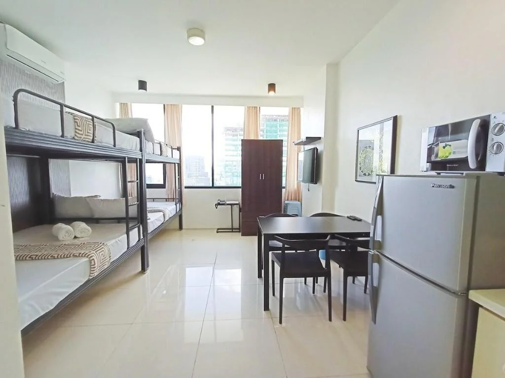 17D Accommodate maximum of 16 pax. Prime location and Walking distance to Ayala & IT Park w/ WIFI