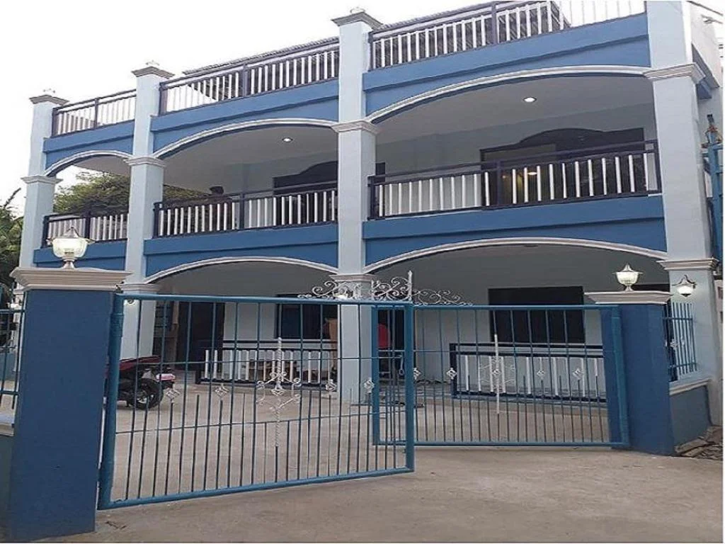 Azulea Family Deluxe 1 * own CR, shower, AC, TV