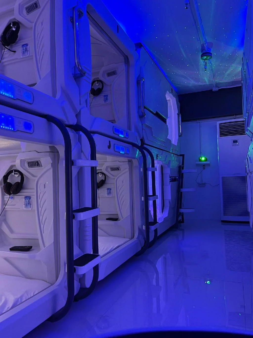 BMAX SPACEPODS