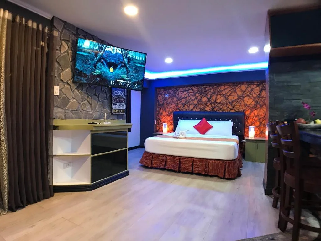 ClockWorkOrange Luxury Suites