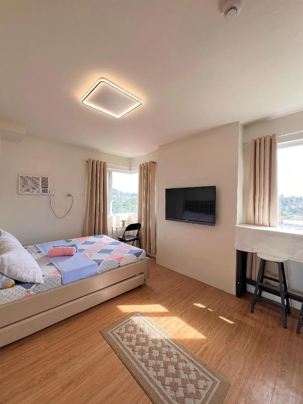COZY CONDO IN THE MIDDLE OF THE CITY