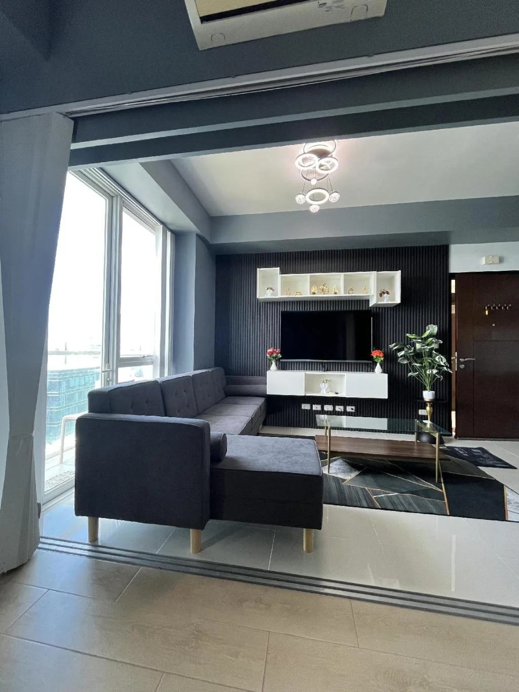 Elegant hotel/condominium