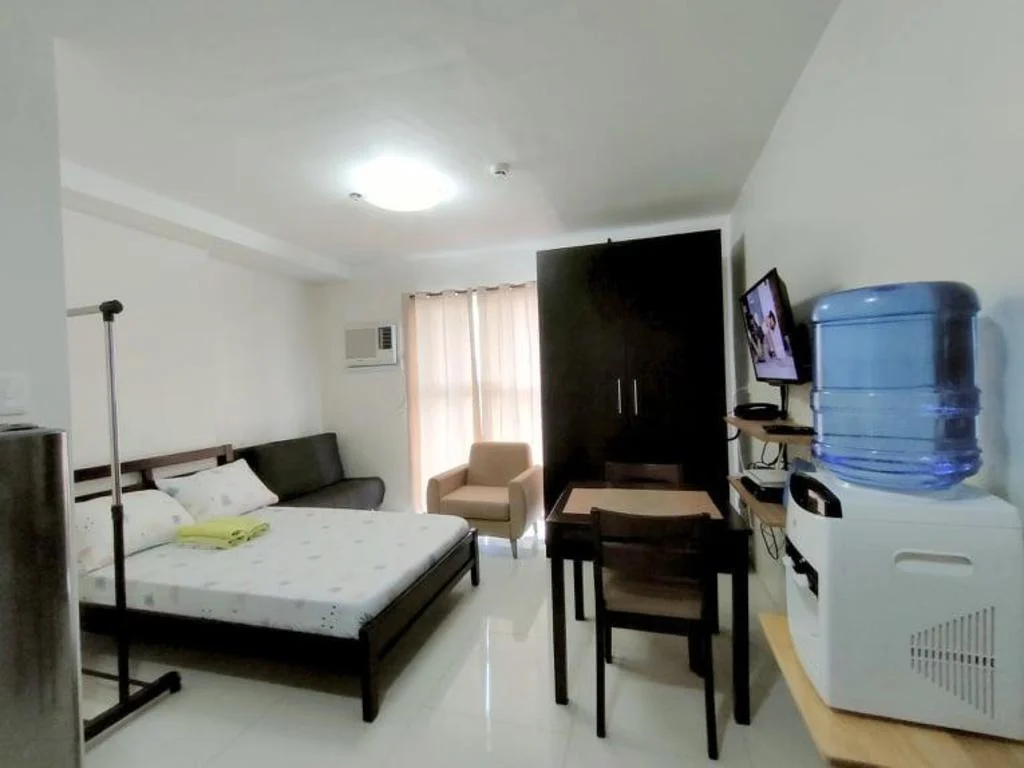 Fully Furnished Condo with Fast WIFI 