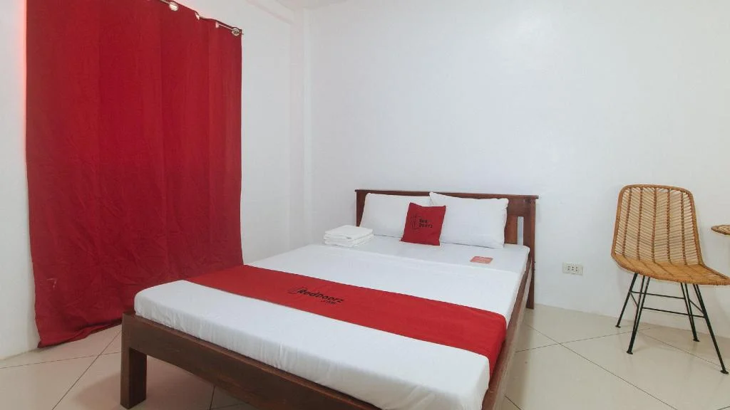 RedDoorz @ Fat J Apartelle Mactan