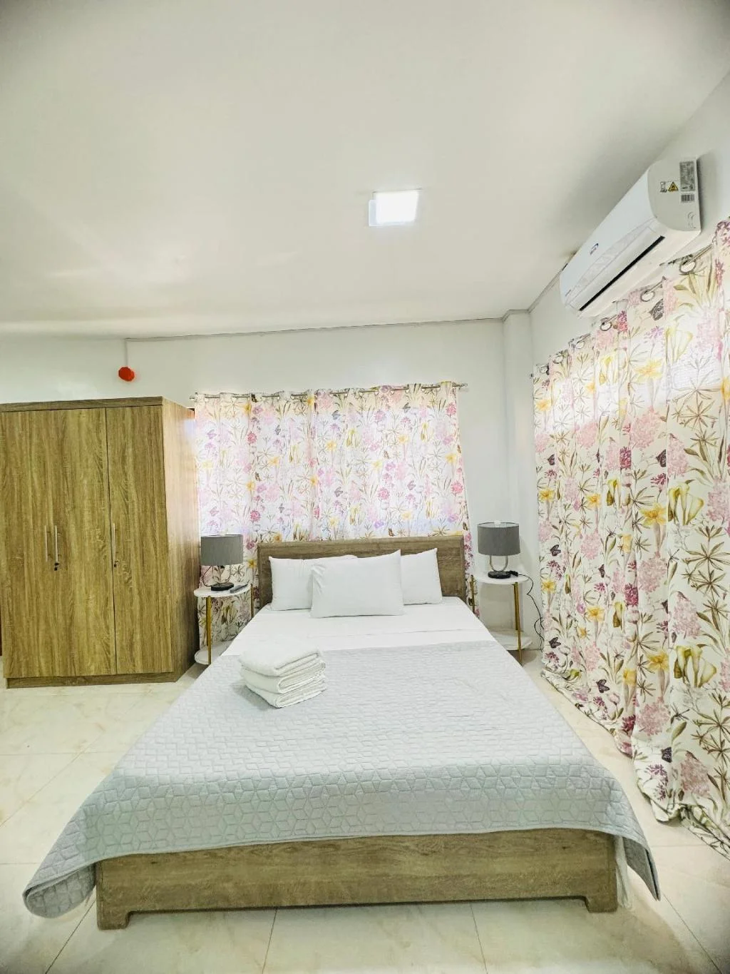 Stylish Furnished Studio Unit 