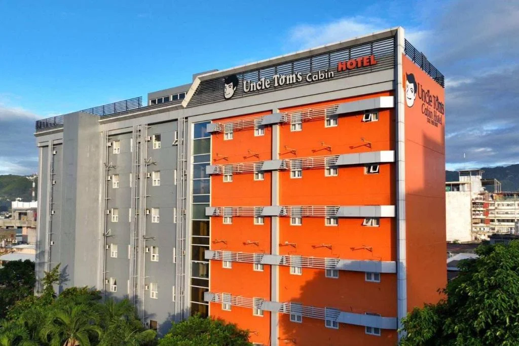 Tom's Cabin Hotel